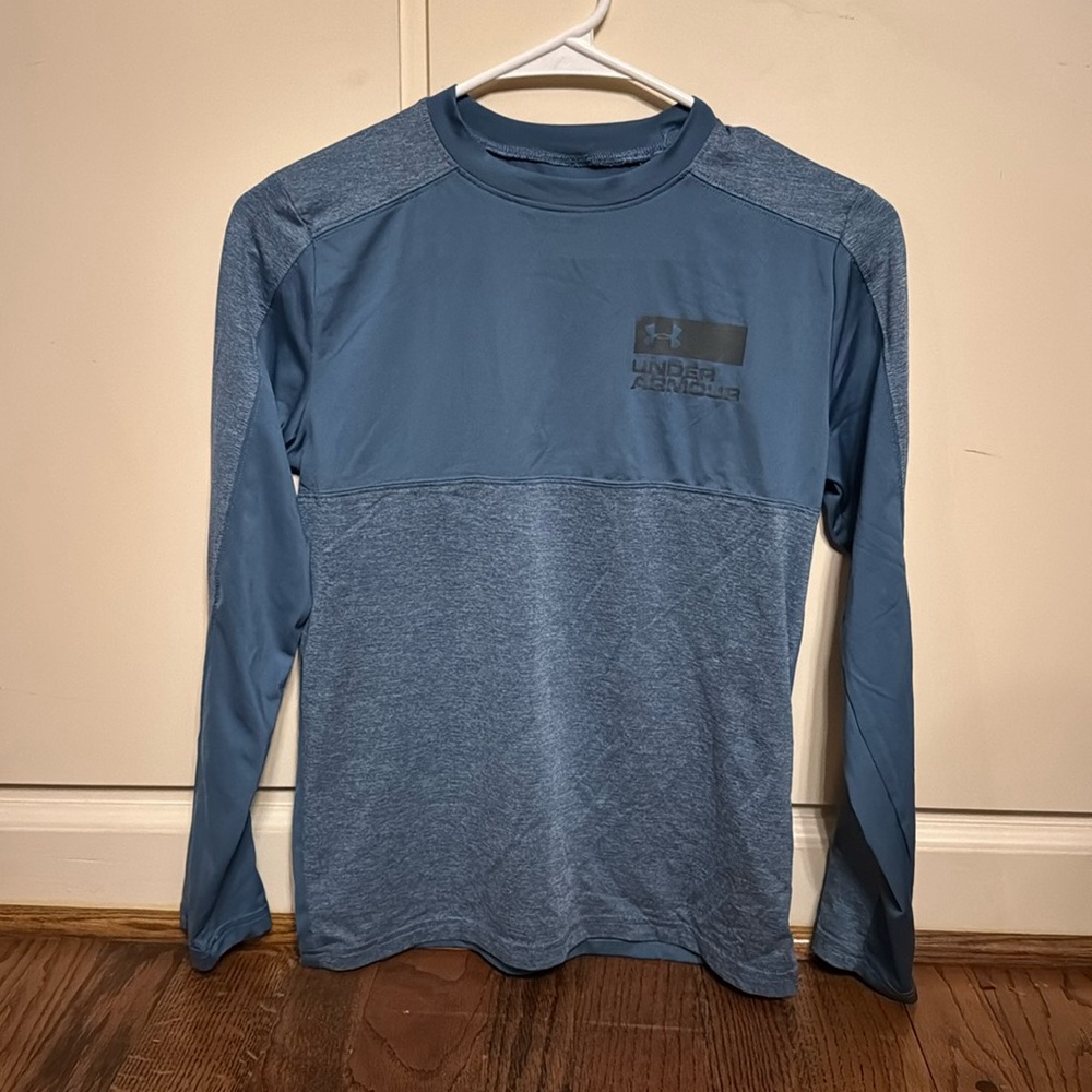 Under armour 
Heatgear shirt
Size youth medium